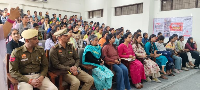 फरीदाबाद सामुदायिक पुलिसिंग जागरूकता कार्यक्रम के दौरान छात्राओं को संबोधित करते अधिकारी